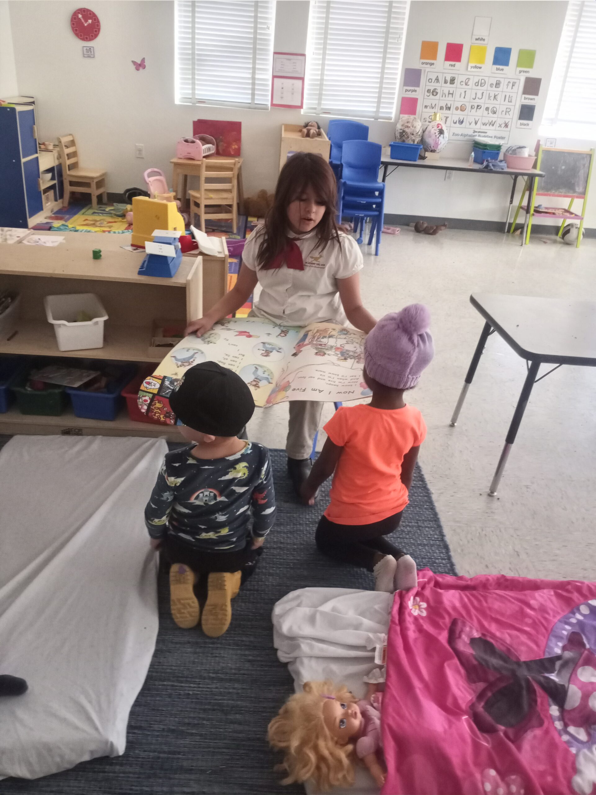 A La Mariposa teacher learning alongside young preschool students