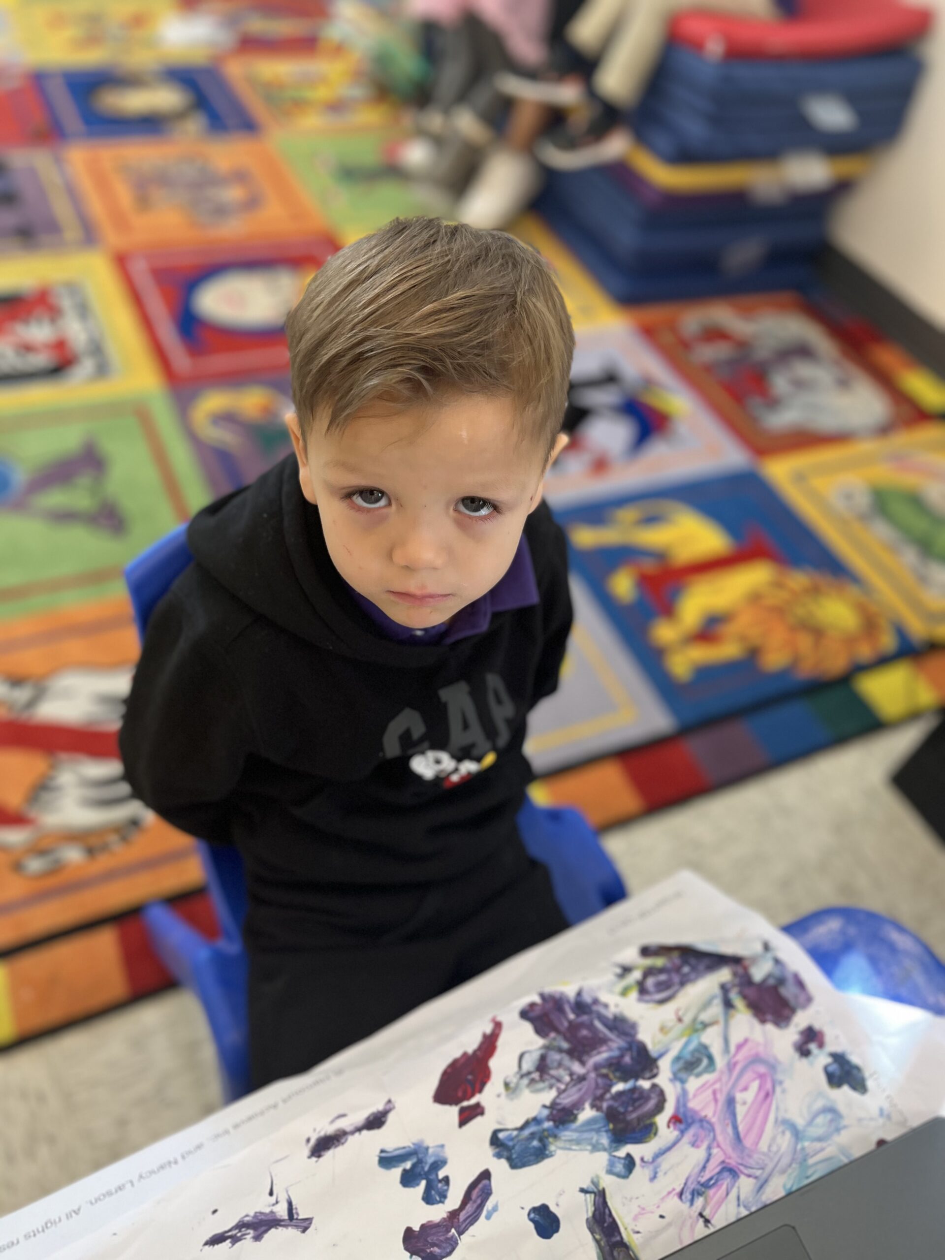 Preschoolers engaged in a hands-on learning activity at La Mariposa